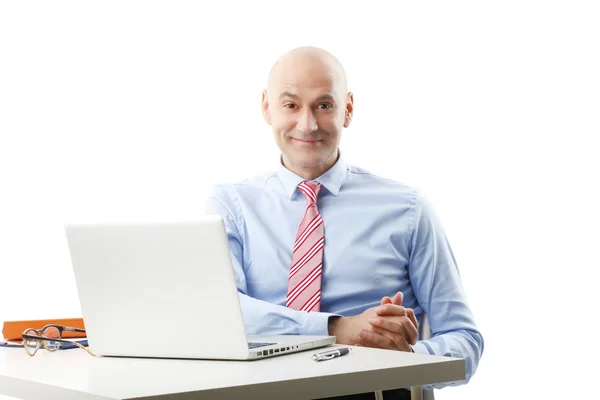 Empresario sentado frente a la computadora portátil — Foto de Stock