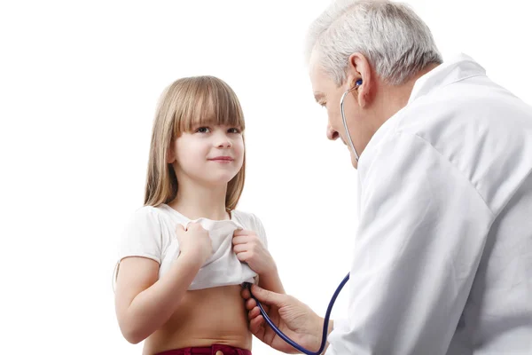 Médico verificando batimento cardíaco da menina — Fotografia de Stock