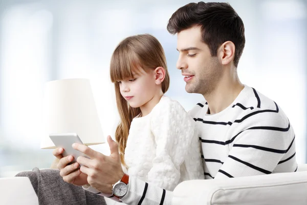 Fahter onderwijs zijn dochter — Stockfoto