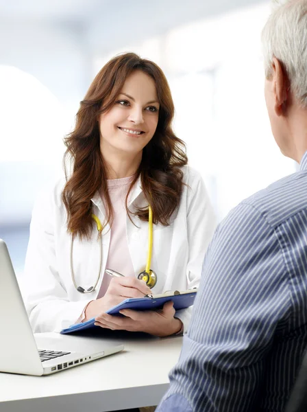 Female doctor consulting with patient — Stock Photo, Image