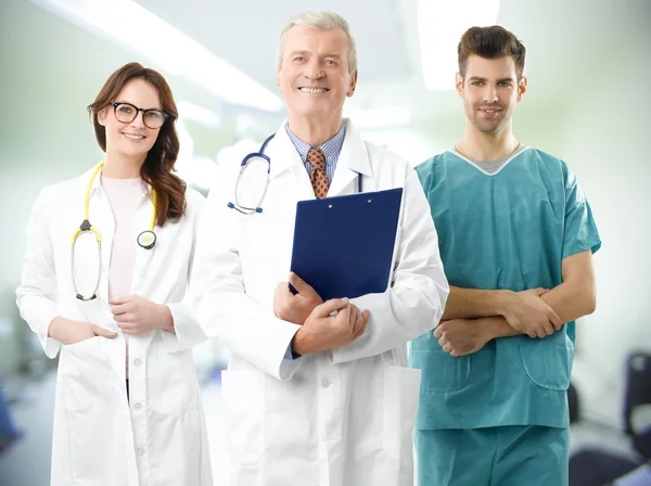 Professeur debout avec l'équipe médicale — Photo