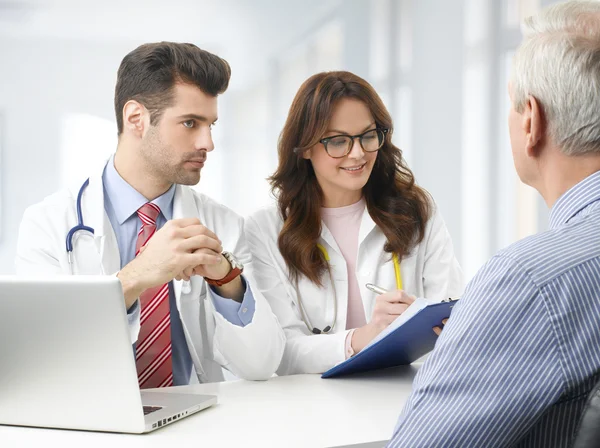 Equipe medica con paziente anziano — Foto Stock