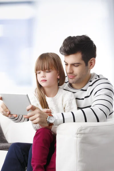 Menina e pai com tablet — Fotografia de Stock