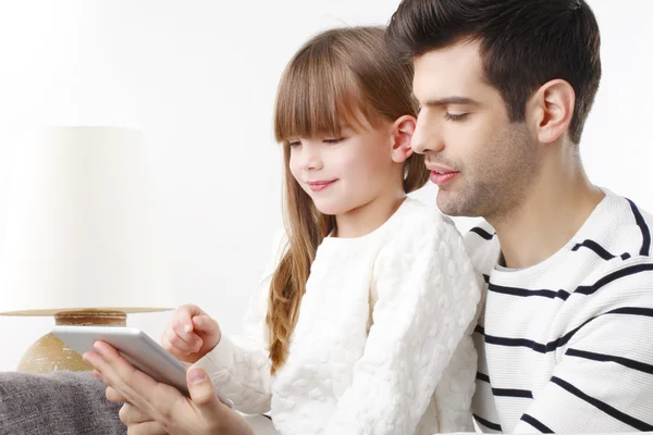 Ragazza e padre con tablet — Foto Stock