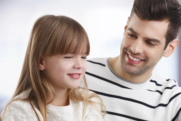 Meisje en vader zit op de Bank — Stockfoto