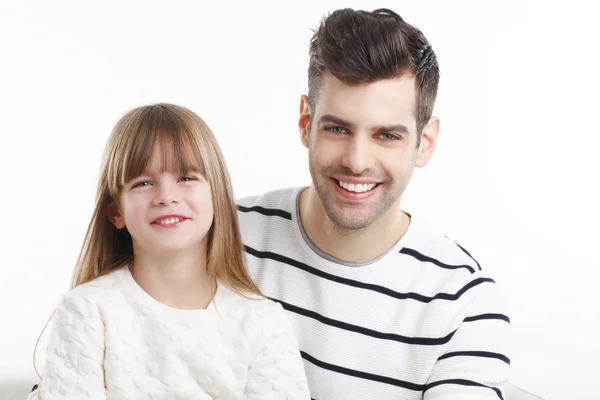 Mädchen und Vater sitzen auf Sofa — Stockfoto