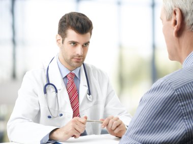 Yaşlı hasta ile erkek doktor