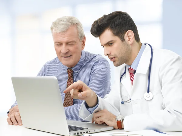 Homme médecin et patient âgé — Photo