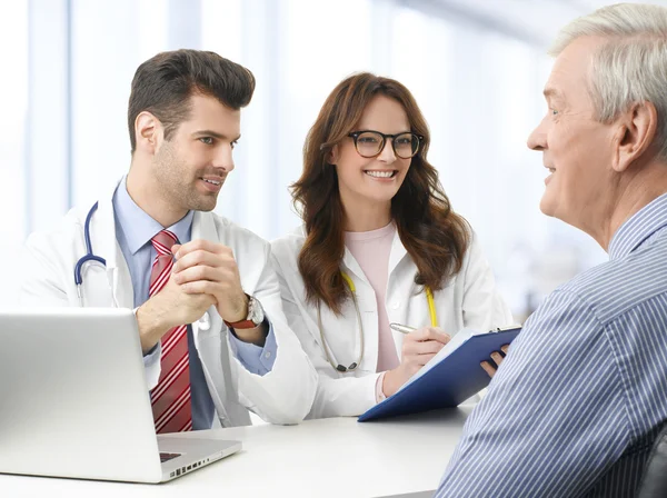 Medisch team met senior patiënt — Stockfoto