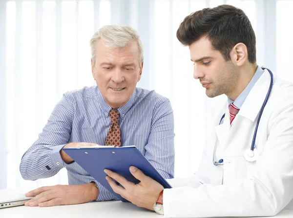 Male doctor with old patient — Stock Photo, Image