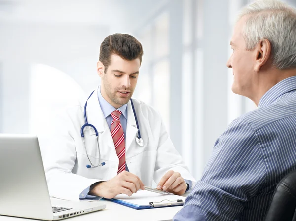 Homme médecin avec vieux patient — Photo