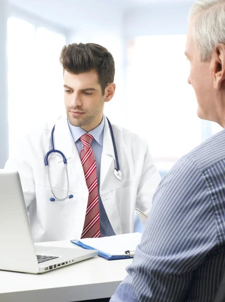 Male doctor and old patient — Stock Photo, Image