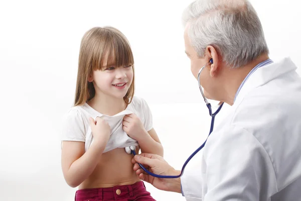 Doktor słuchając przerwy serce dziecka — Zdjęcie stockowe