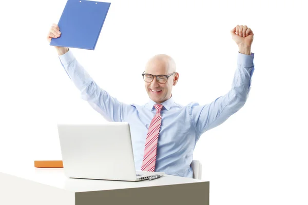 Geschäftsmann sitzt vor Laptop — Stockfoto