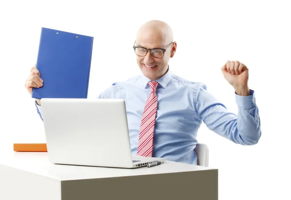 Zakenman zit voor laptop — Stockfoto