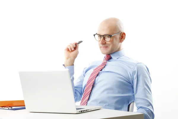 Empresário sentado na frente do computador — Fotografia de Stock