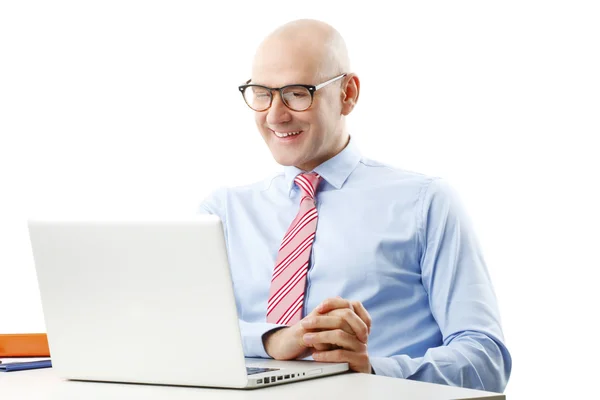 Empresário sentado na frente do computador — Fotografia de Stock