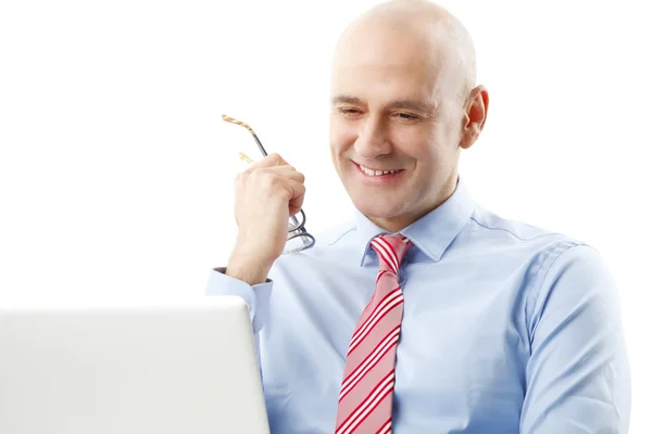 Бізнесмен сидить перед комп'ютером — стокове фото