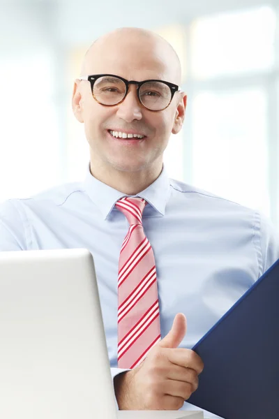 Businessman sitting in front of computer — Stock Photo, Image