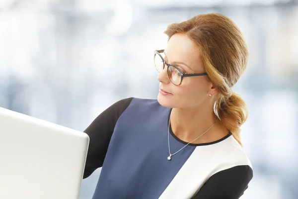 ノート パソコンの前に座っている女性実業家 — ストック写真