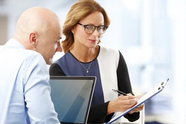 Geschäftsleute diskutieren neues Projekt — Stockfoto