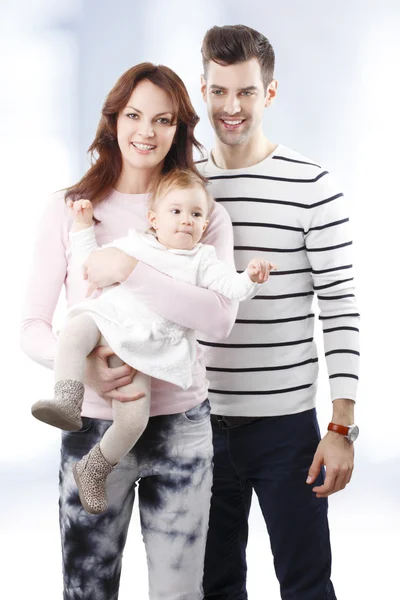 Jonge gezin met babymeisje — Stockfoto