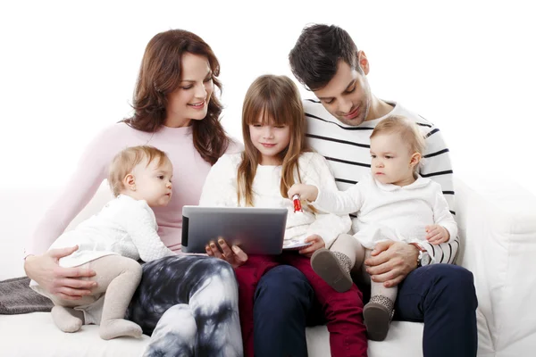 Família jovem usando tablet digital — Fotografia de Stock