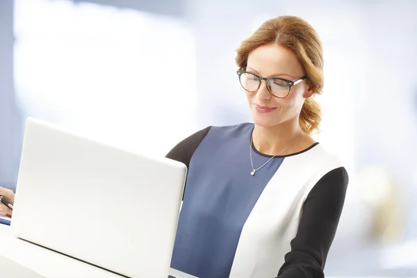 Geschäftsfrau mittleren Alters mit Lapotop — Stockfoto