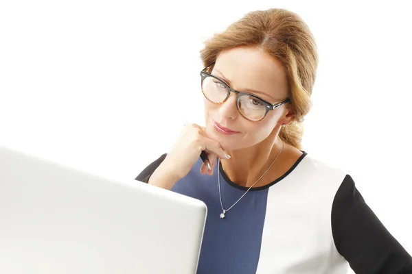 Businesswoman in front of laptop — Stock Photo, Image