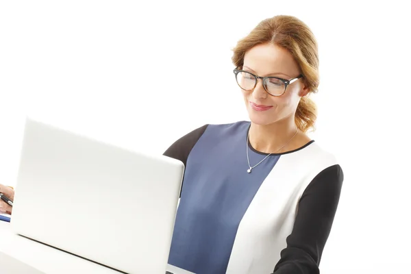 Geschäftsfrau vor Laptop — Stockfoto