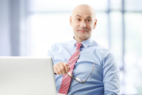 Uomo d'affari che lavora su laptop — Foto Stock