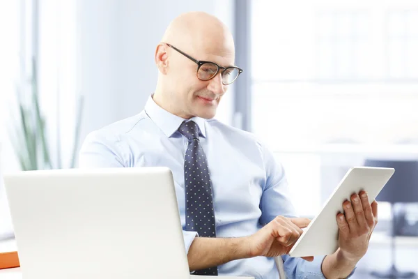 Businessman holding digital tablet — Stock Photo, Image