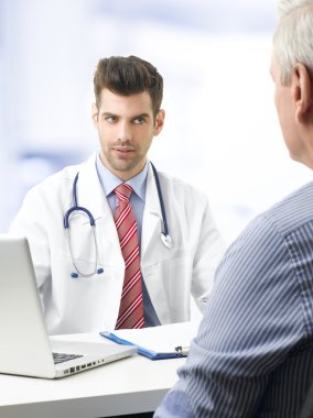 Genç doktor hasta ile