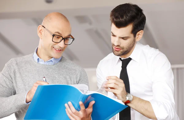 Equipo de ventas trabajando en la presentación — Foto de Stock