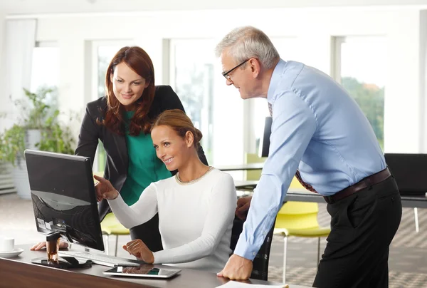 Geschäftsleute arbeiten am Laptop — Stockfoto