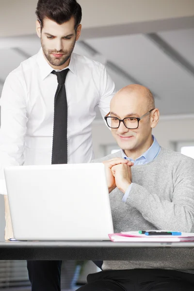 Geschäftsmann berät sich mit Seniorchef — Stockfoto