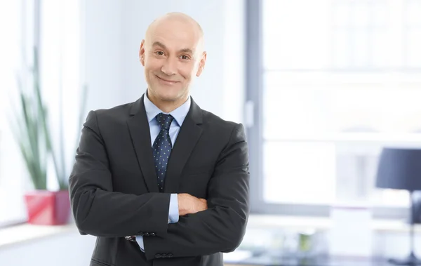 Successful businessman with arms crossed — Stock Photo, Image