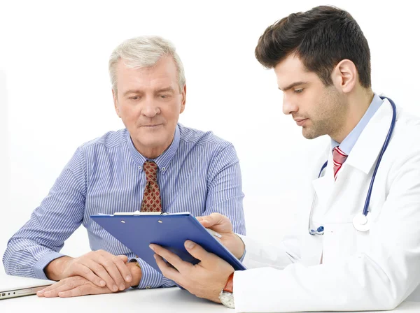 Médico joven con paciente anciano — Foto de Stock