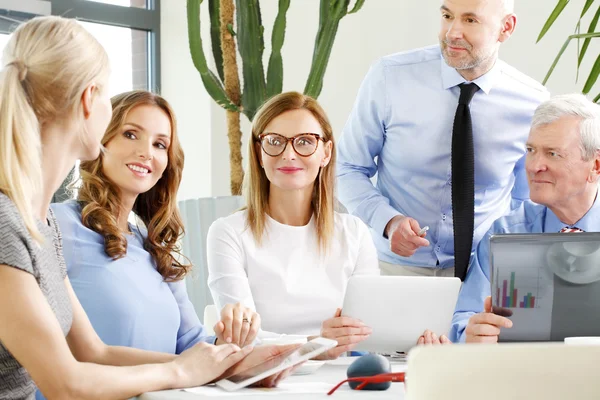 Mensen uit het bedrijfsleven rond conferentietafel — Stockfoto