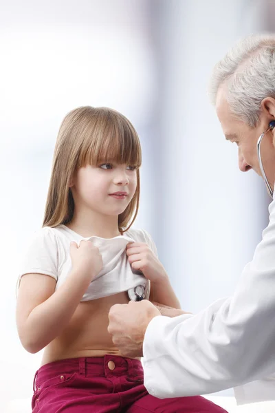 Médico examinando criança no centro médico — Fotografia de Stock