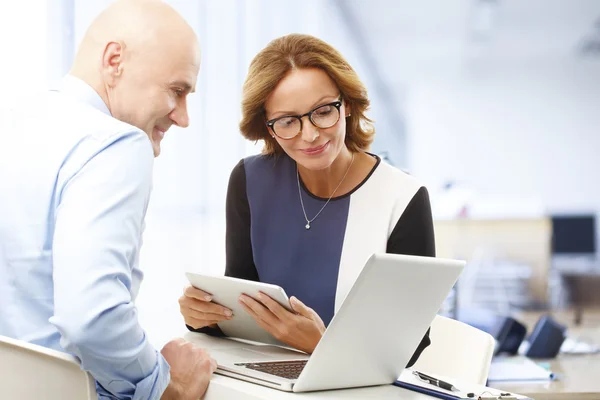 Beratung des Verkaufsteams im Büro — Stockfoto