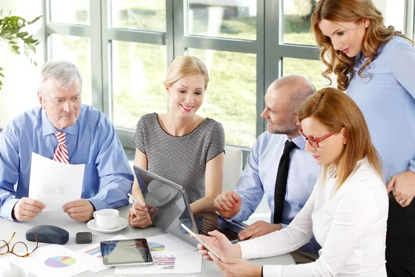 Gente de negocios discutiendo en la reunión — Foto de Stock