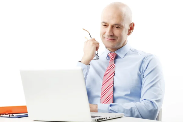 Empresario sentado frente a la computadora portátil —  Fotos de Stock