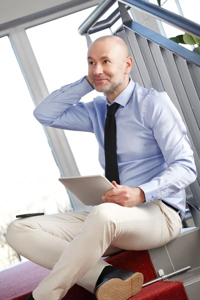 Geschäftsmann mit digitalem Tablet — Stockfoto