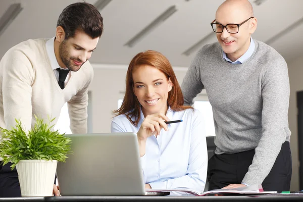 Empresária constulting com equipe de negócios — Fotografia de Stock