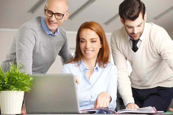 Businesswoman constulting with business team — Stock Photo, Image