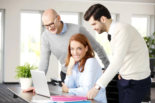 Empresária constulting com equipe de negócios — Fotografia de Stock