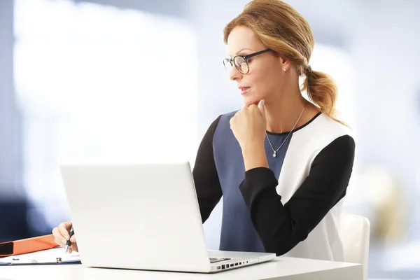 Empresária sentada na frente do computador — Fotografia de Stock