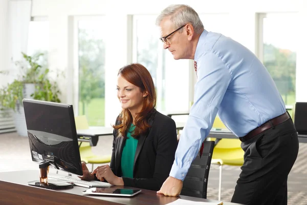 Businesswoman and businessman working on computer — Stock Photo, Image