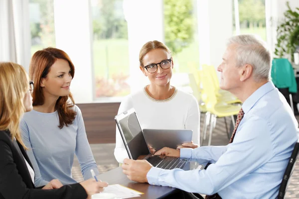 Zakenmensen bespreken project — Stockfoto